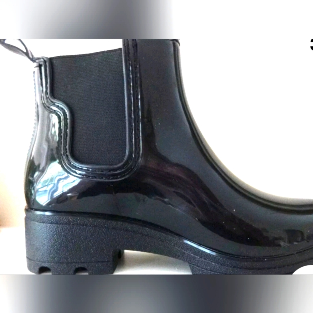 CAPELLI OF NEW YORK RAIN BOOTS -PATENT LEATHER SHINY WITH A CHUNKY HEEL.